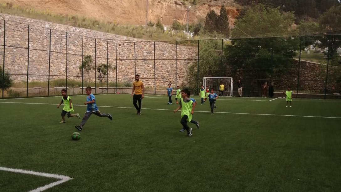 İlkokullar Arası Futbol Turnuvası Yarı Final Maçlarıyla Devam Ediyor