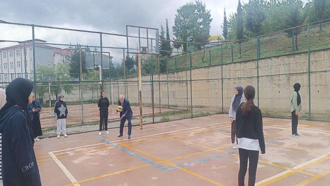 İlçemizde Liseler Arası Kızlar Voleybol Turnuvası Düzenlendi 