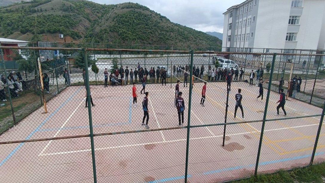 İlçemizde Liseler Arası Erkekler  Voleybol Turnuvası Düzenlendi 